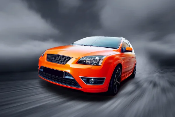 Piękny pomarańczowy sport samochód na drodze — Zdjęcie stockowe