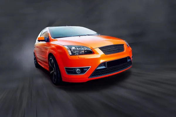 Mooi oranje sport auto op weg — Stockfoto