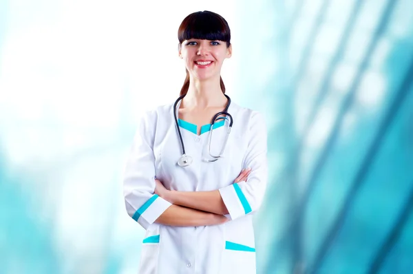 Усміхнений лікар зі стетоскопом на спині лікарні — стокове фото