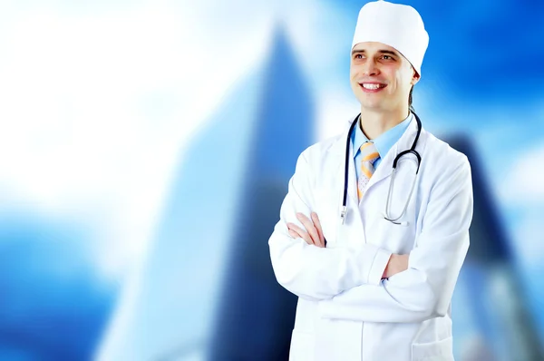 Usmívající se lékař s stetoskop na backgro nemocnice — Stock fotografie