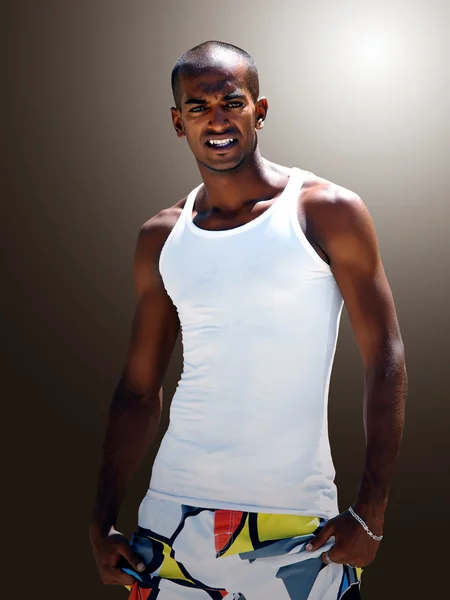 Egy mosolygó fekete férfi portréja — Stock Fotó