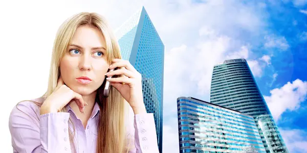 Счастье деловая женщина звонит по телефону на бизнес архита — стоковое фото
