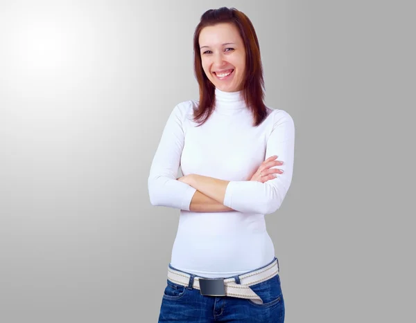 Vackra leende ung kvinna stående, vit bakgrund — Stockfoto