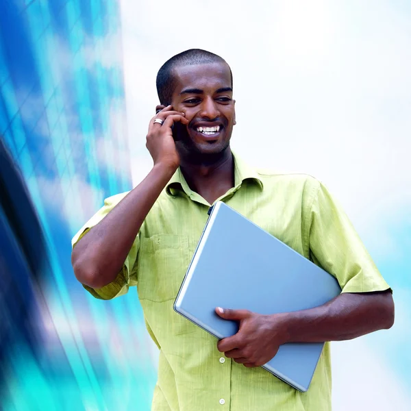 Jovem homem negro feliz ou estudante com laptop no bac de negócios — Fotografia de Stock