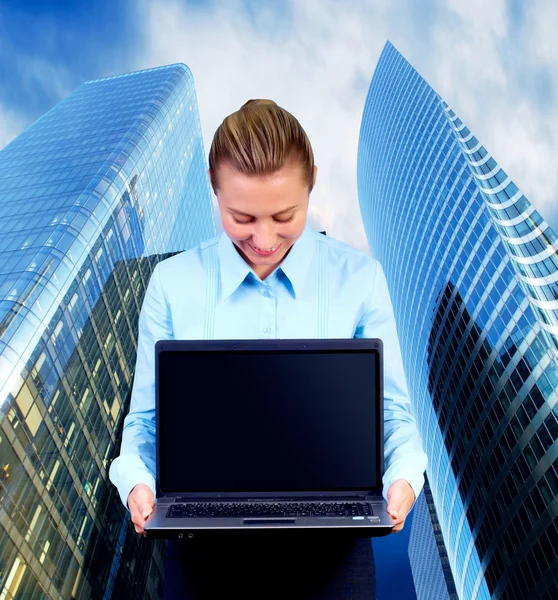 Счастье деловая женщина с ноутбуком на размытой бизнес-архитектуры — стоковое фото