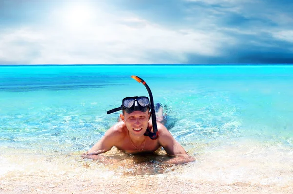 Щасливий молодий чоловік зі снорклінгом на морському пляжі — стокове фото
