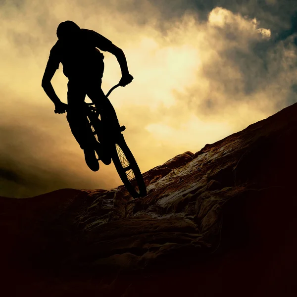 Silhuetten av en man på muontain-cykel, solnedgång — Stockfoto