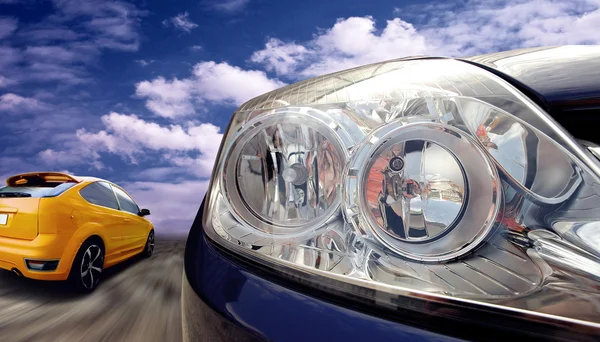 Hermosos coches deportivos en la velocidad — Foto de Stock