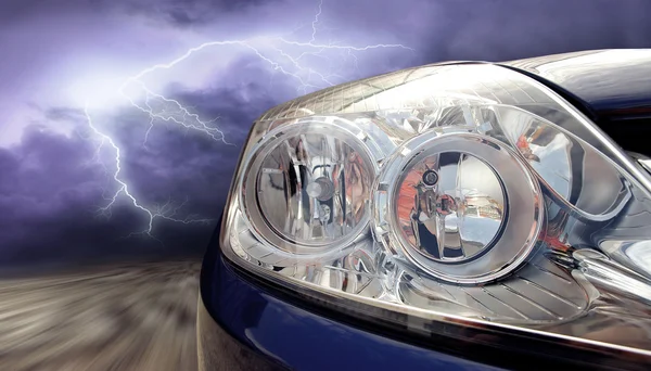 Спортивный автомобиль на темном небе с молнией — стоковое фото