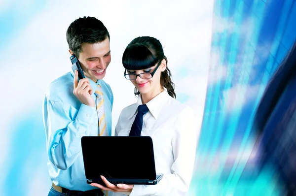 Lycka affärsman och affärskvinna på blur business archite — Stockfoto