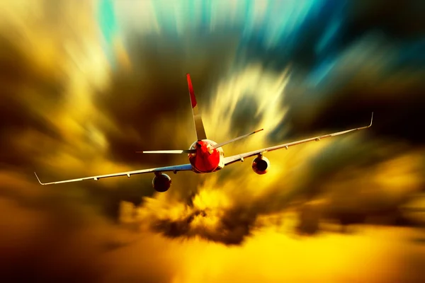 Силуэт самолета на закате неба — стоковое фото