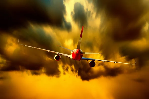 Silueta de avión en el cielo puesta del sol —  Fotos de Stock