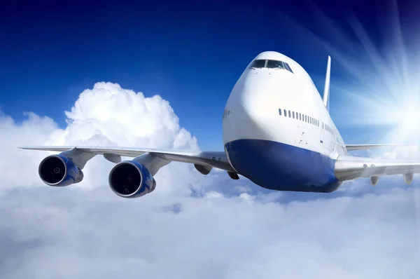 Αεροπλάνο στο fly για τον ουρανό με τα σύννεφα — Φωτογραφία Αρχείου