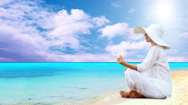 Mladé krásné ženy v bílém na slunné pláži tropického — Stock fotografie