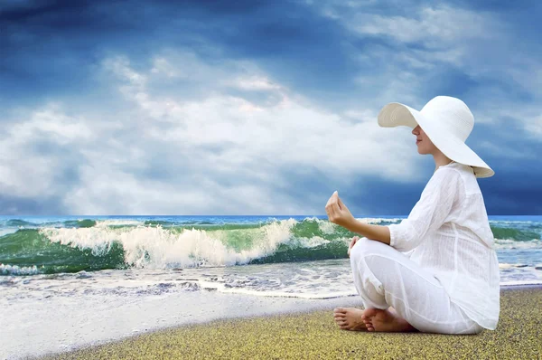 Молодые красивые женщины в белом на пляже — стоковое фото