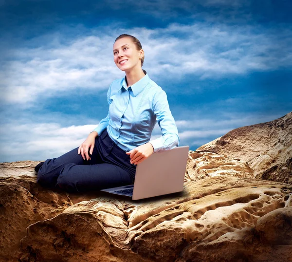 Happy Businesswoman sièges avec ordinateur portable sur la montagne sous bl — Photo