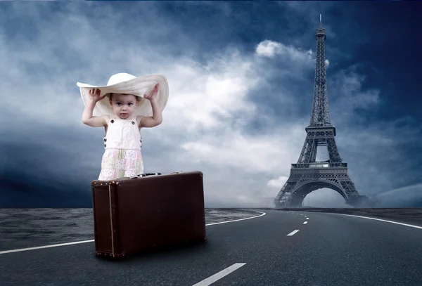 Bambina in attesa sulla strada con il suo bagaglio vintage — Foto Stock