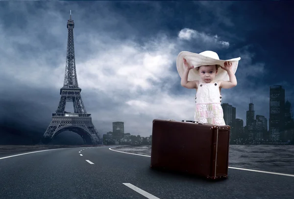 Маленькая девочка ждет на дороге со своим винтажным багажом — стоковое фото