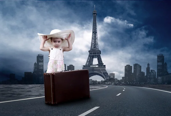 Bambina in attesa sulla strada con il suo bagaglio vintage — Foto Stock