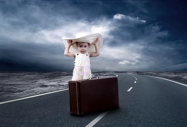 Menina esperando na estrada com sua bagagem vintage — Fotografia de Stock