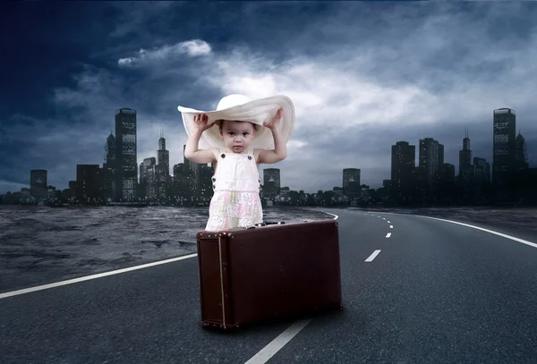 Kislány az úton, ő vintage poggyásszal vár — Stock Fotó