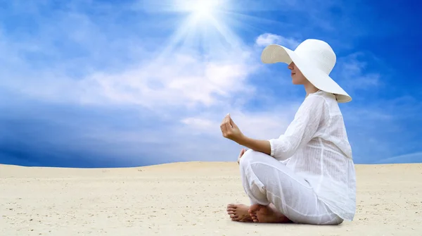 A napsütötte sivatagi fehér, relaxációs-fiatal szép nők — Stock Fotó