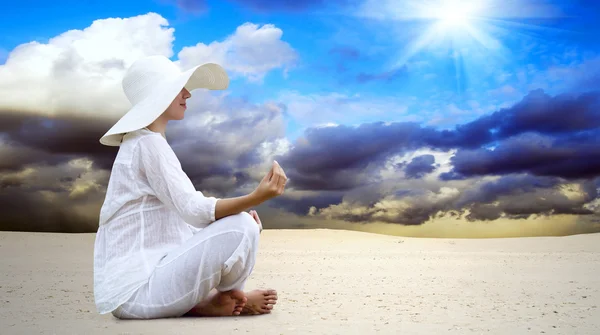 Giovani belle donne in bianco, relax al deserto soleggiato — Foto Stock