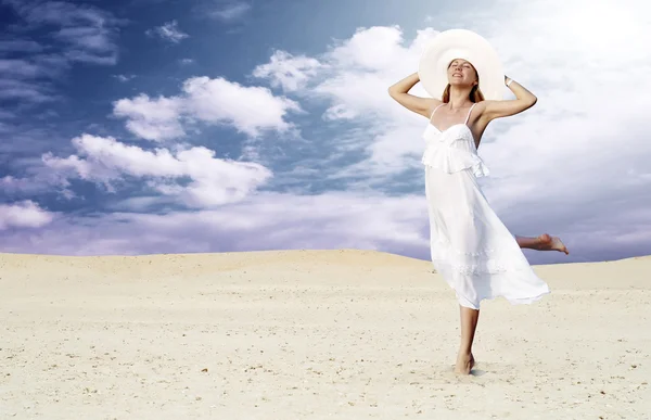Unga vackra kvinnor i vitt, avkoppling på soliga öken — Stockfoto