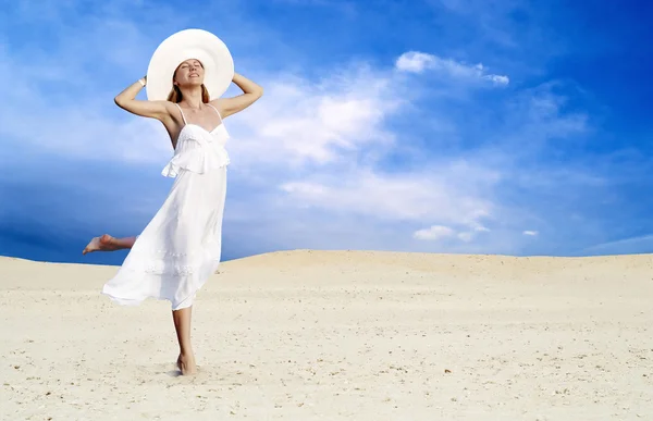 Mujeres hermosas jóvenes en blanco, relajación en el desierto soleado —  Fotos de Stock