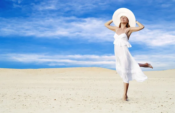 Wanita cantik muda berbaju putih, santai di gurun yang cerah — Stok Foto