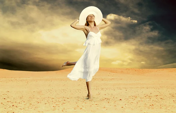 맑은 사막에서 백색, 이완에 젊은 아름 다운 여자 — 스톡 사진