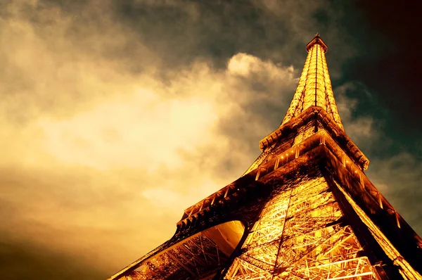 Paryż - 22 czerwca: oświetlony wieży Eiffla na nocnym niebie 22 czerwca, — Zdjęcie stockowe
