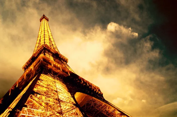 PARIS - JUNHO 22: Torre Eiffel iluminada no céu noturno 22 de junho , — Fotografia de Stock