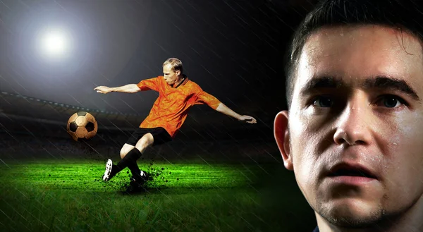 Retrato del jugador de fútbol en el campo bajo la lluvia nocturna — Foto de Stock