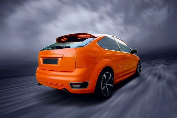 Όμορφο πορτοκαλί σπορ αυτοκίνητο στο δρόμο — Φωτογραφία Αρχείου