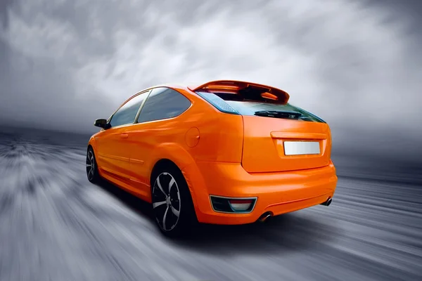Hermoso coche deportivo naranja en la carretera — Foto de Stock