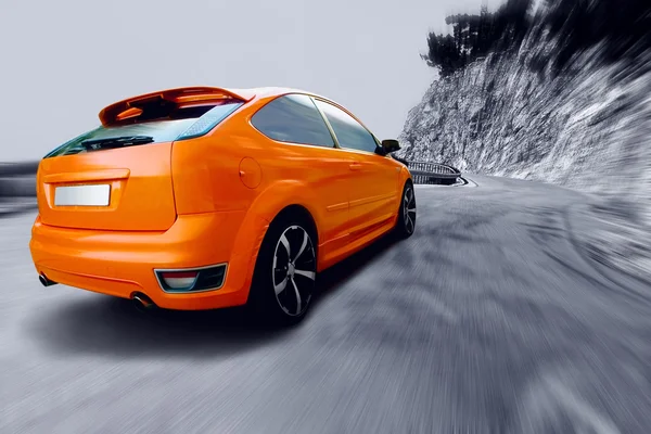 Όμορφο πορτοκαλί σπορ αυτοκίνητο στο δρόμο — Φωτογραφία Αρχείου