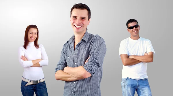 Schöne lächelnde Gruppe junger, stehender, weißer Menschen — Stockfoto
