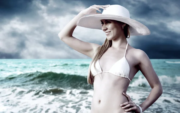 Güneşli tropik sahilde bikinili genç güzel kadın ve — Stok fotoğraf