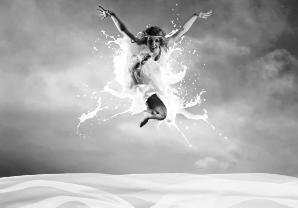 Salto di ballerina con vestito di latte — Foto Stock