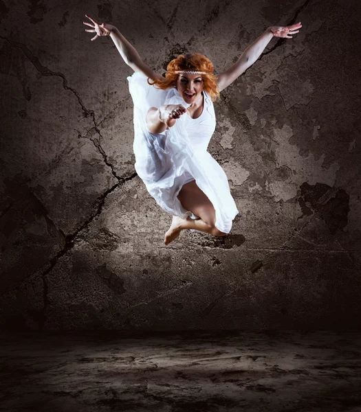 Kobieta tancerz skok pozowanie na tle — Zdjęcie stockowe