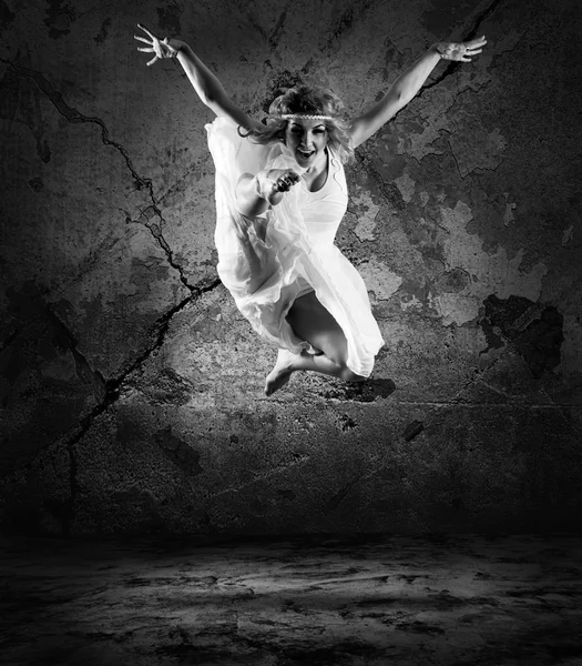 Kvinna dansare hoppa poserar på bakgrund — Stockfoto