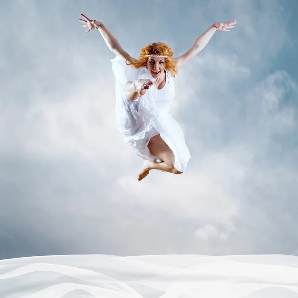 Balerin atlama süt elbise ile — Stok fotoğraf