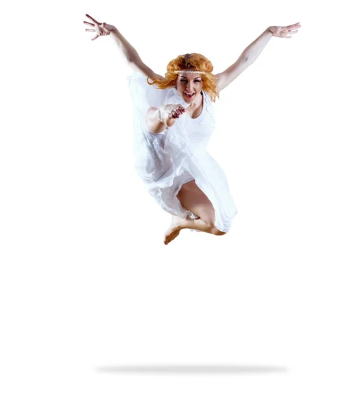 バック グラウンドでポーズ女性ダンサー ジャンプ — ストック写真