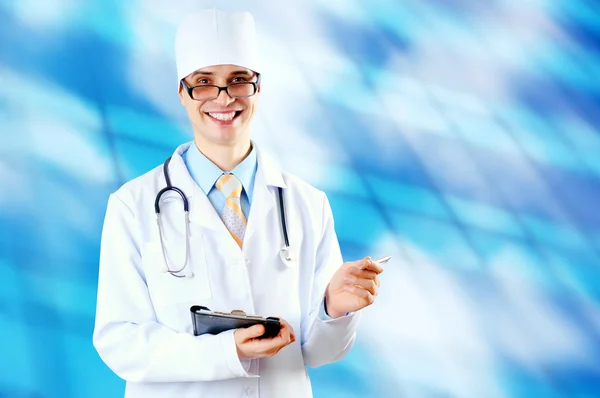 Leende läkare med stetoskop på sjukhus backgro — Stockfoto