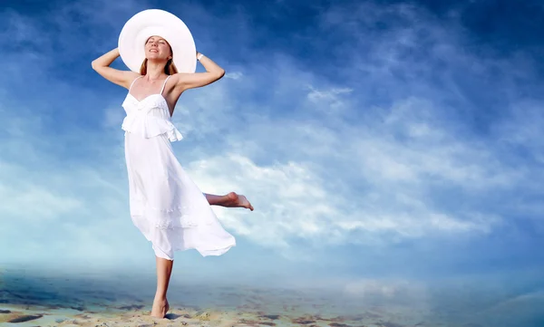 Unga vackra kvinnor i vitt med sarong på blå himmel ba — Stockfoto
