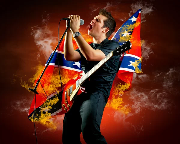 火の炎のまわりのエレク トリック ギターのロック ギタリスト再生 — ストック写真