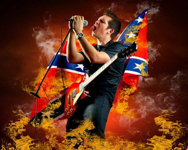 화재 불길 주위 일렉트릭 기타에 록 기타리스트 플레이 — 스톡 사진