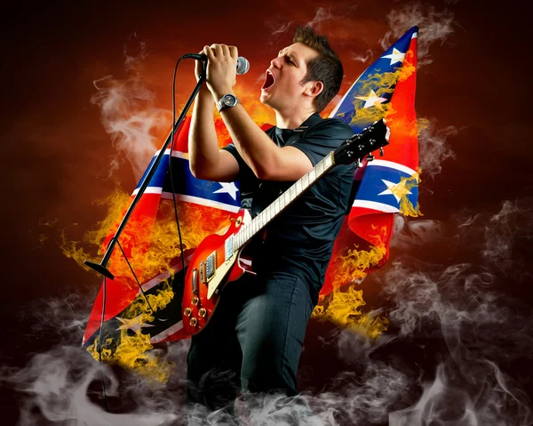 Ροκ κιθαρίστας παιχνίδι στην ηλεκτρική κιθάρα γύρω από τις φλόγες της φωτιάς — Φωτογραφία Αρχείου