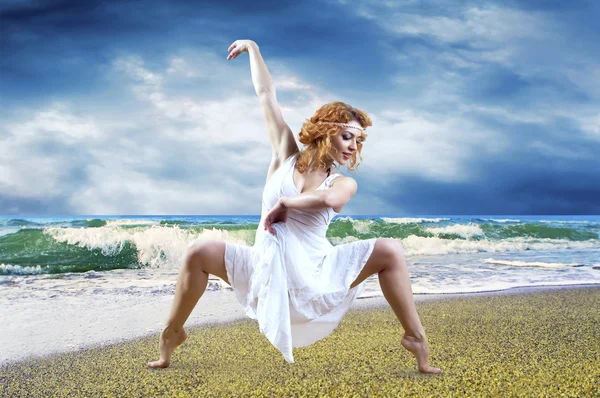 Танцовщица позирует на пляже — стоковое фото